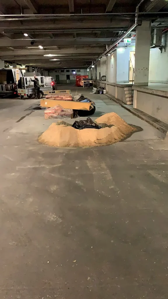 Estrichschüttung auf dem Rohboden während des Innenausbaus in den Gropius Passagen, Berlin-Neukölln