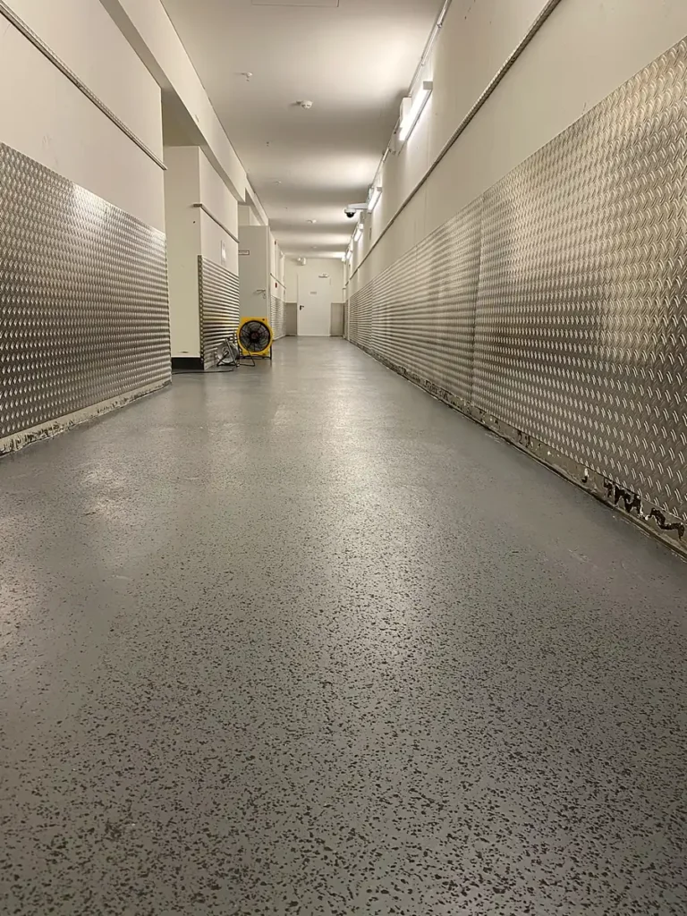 Trocknung des frisch verlegten Bodens im Laubengang der Gropius Passagen, Berlin-Neukölln