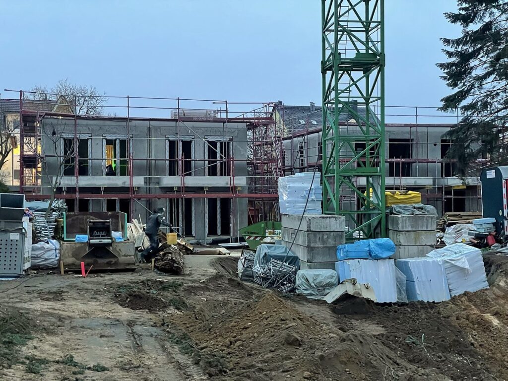 Fassade WDVS Wohnhaus Berlin-Biesdorf Eckermannstraße 62 – während der Arbeiten (Bild 1)