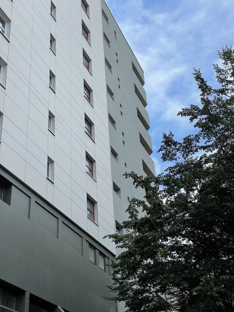 Sanierte helle Hochhausfassade am Neuen Kreuzberger Zentrum in Berlin-Kreuzberg