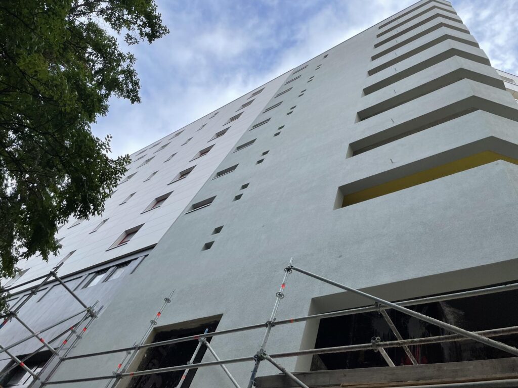 Untersicht der sanierten Hochhausfassade am Neuen Kreuzberger Zentrum in Berlin-Kreuzberg