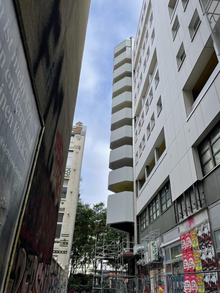 Hochhaus mit gelb abgesetzten Balkonen nach WDVS und Anstrich, Neues Kreuzberger Zentrum Berlin