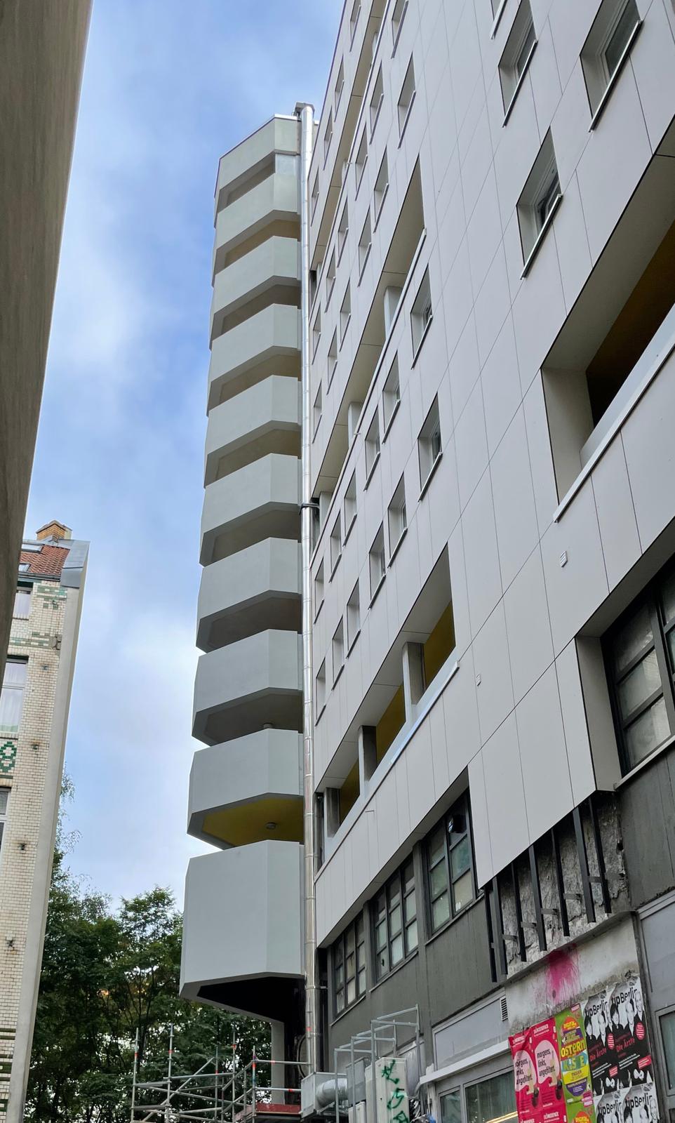 Balkone und Fassadendetail nach der Sanierung am Neuen Kreuzberger Zentrum, Berlin-Kreuzberg