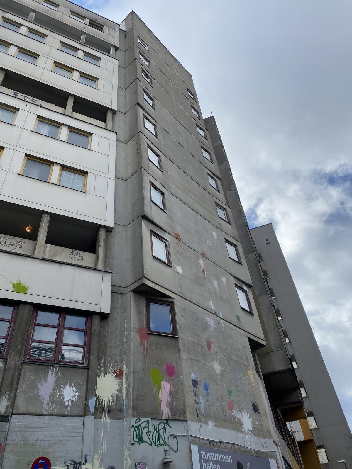 Verwitterte Betonfassade vor der Sanierung am Neuen Kreuzberger Zentrum in Berlin-Kreuzberg