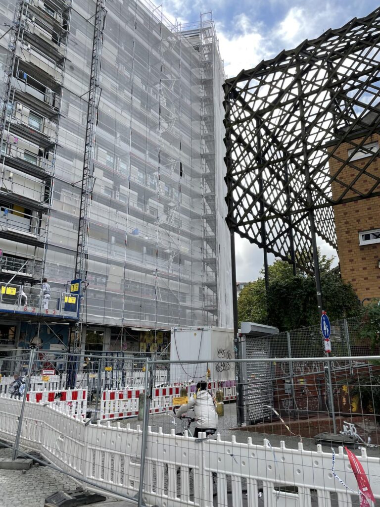 Komplett eingerüstetes Hochhaus mit Schutznetz während der WDVS-Arbeiten am Neuen Kreuzberger Zentrum, Berlin-Kreuzberg