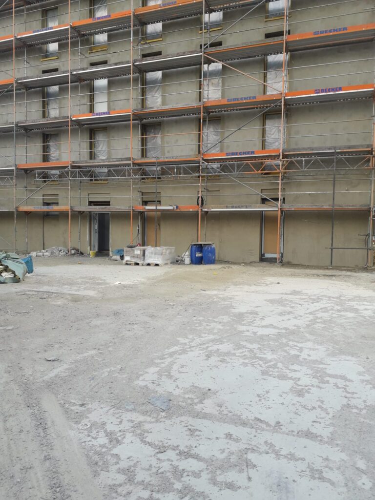 Fassade WDVS Modulare Unterkünfte Berlin-Kreuzberg Zossener Straße – während der Arbeiten (Bild 2)