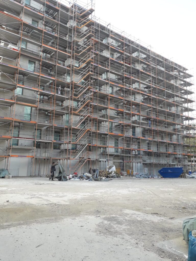 Fassade WDVS Modulare Unterkünfte Berlin-Kreuzberg Zossener Straße – während der Arbeiten (Bild 1)