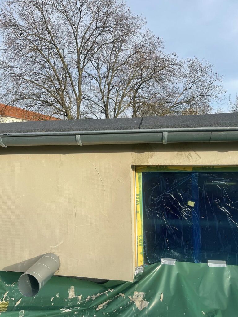Gedämmte Gebäudekante mit neuer Dachrinne am Waschhaus in der Storkower Straße, Berlin-Prenzlauer Berg