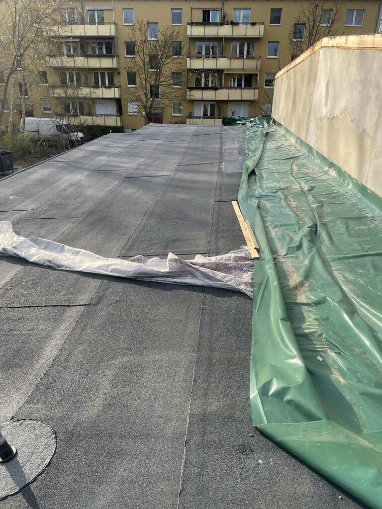 Abgedichtetes Flachdach während der Arbeiten am Waschhaus in der Storkower Straße, Berlin-Prenzlauer Berg