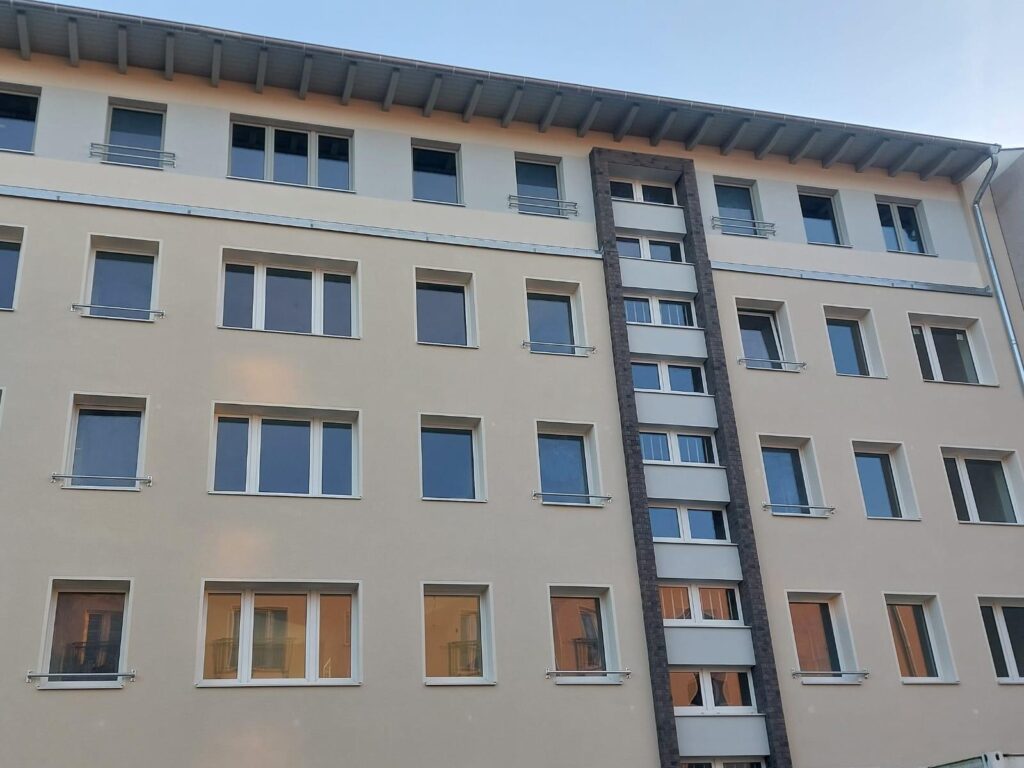 Saniertes Mehrfamilienhaus mit hellem Außenputz in der Potsdamer Straße, Königs Wusterhausen