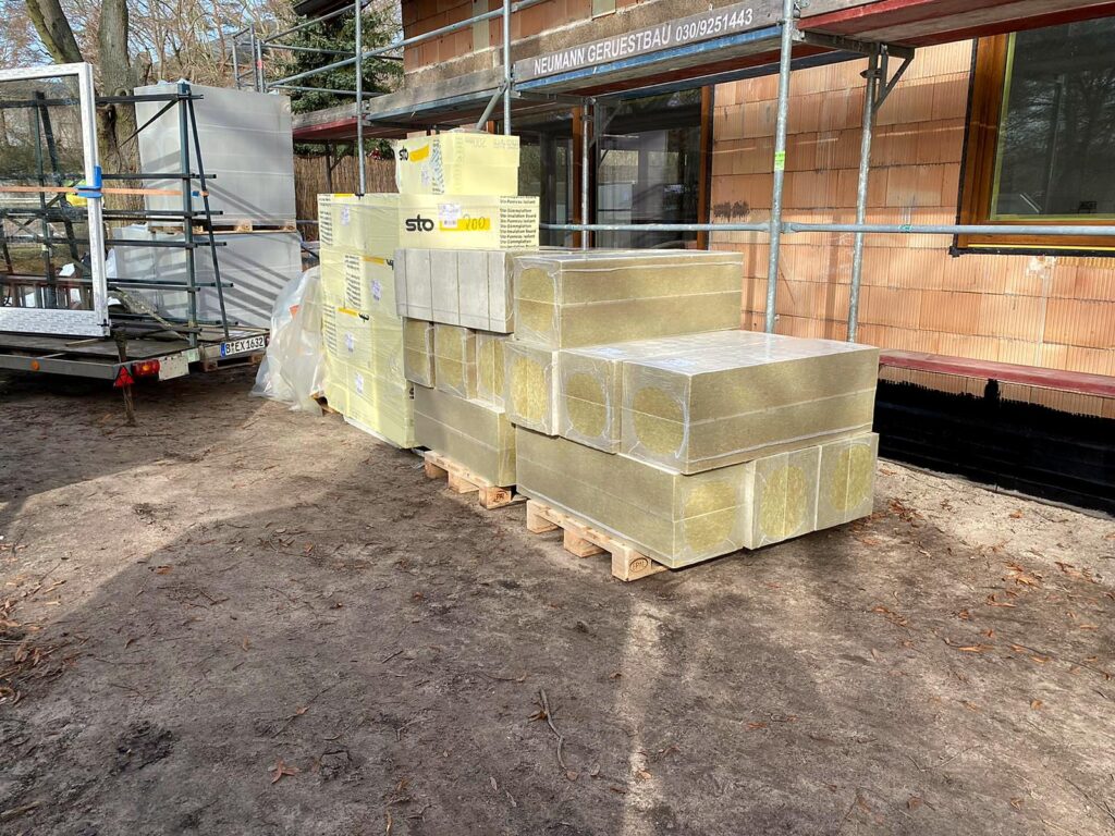 Mineralwolle-Dämmplatten für das Wärmedämmverbundsystem, Baustelle Am Großen Horn in Potsdam