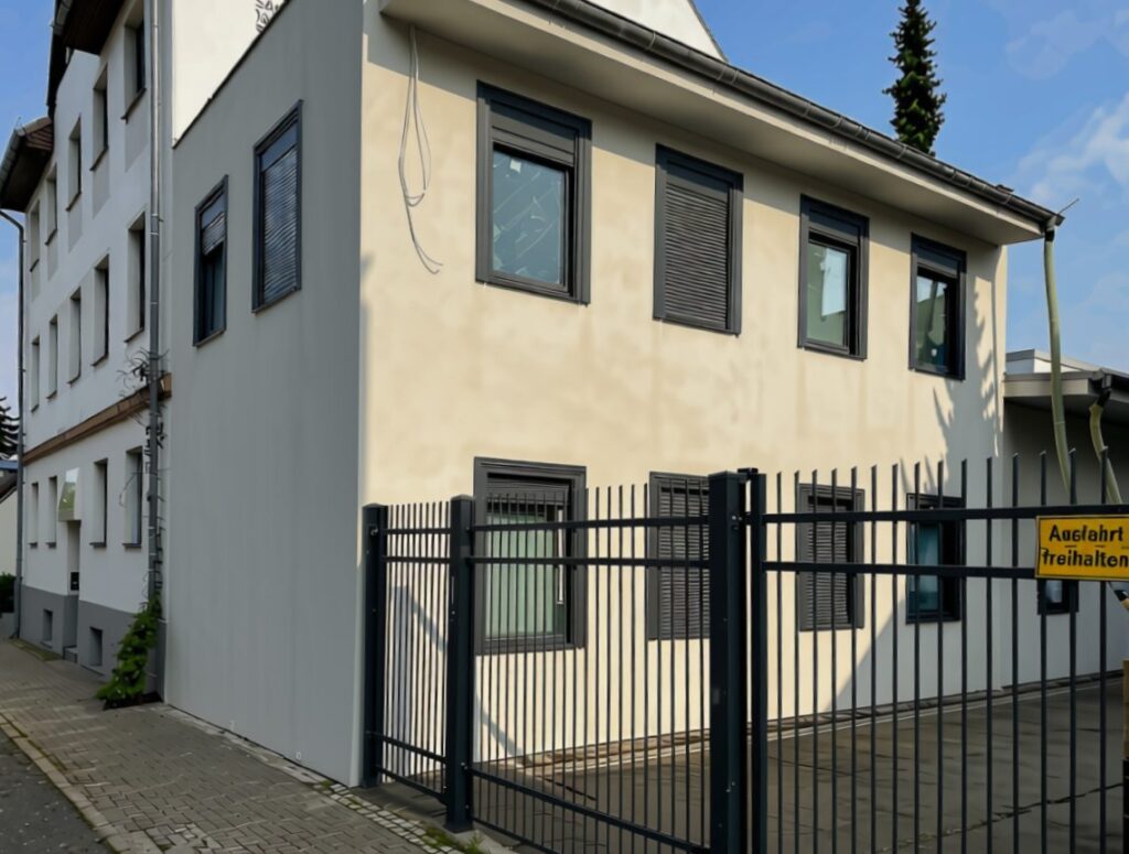 Fertiges Gebäude mit hellem Außenputz in der Scheveninger Straße, Berlin-Neukölln