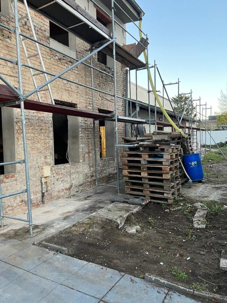 Entkerntes Mauerwerk vor Beginn von Innenausbau und Fassadensanierung, Scheveninger Straße Berlin-Neukölln