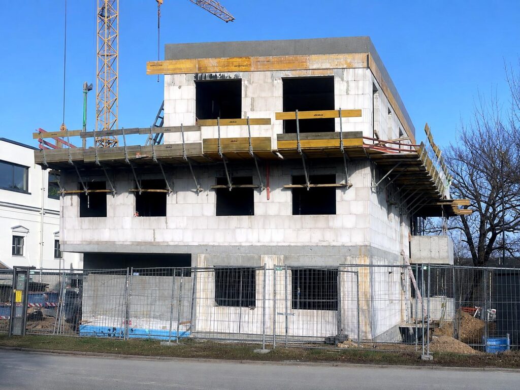 Rohbau mit Kran während der Errichtung – Haus am Jungfernsee in Potsdam