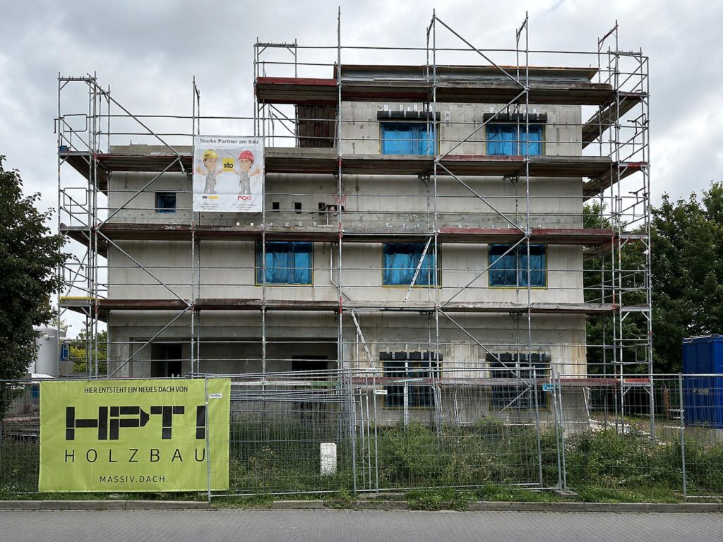 Eingerüsteter Rohbau während der Bauphase – Haus am Jungfernsee in Potsdam