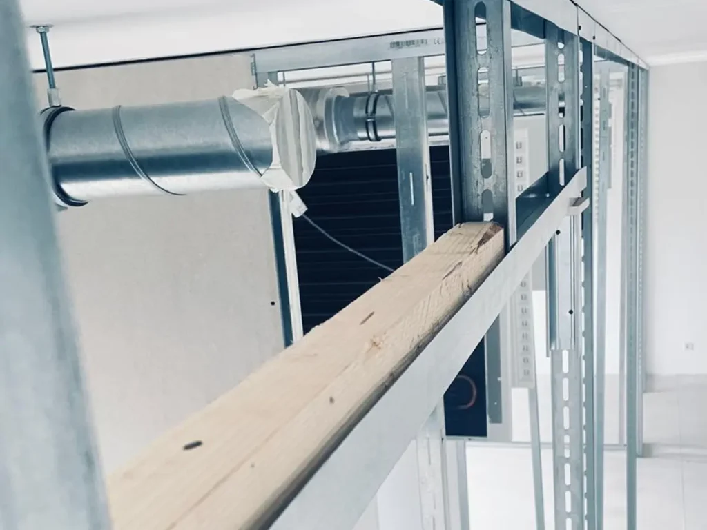 Lüftungskanal im Metallständerwerk – Innenausbau der Axis Offices am Rummelsburger Seeblick, Berlin-Lichtenberg