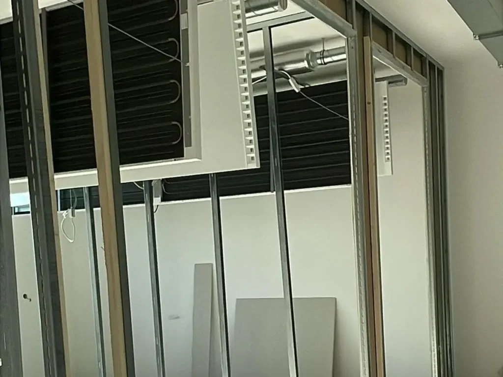 Bürogeschoss im Rohbau mit Glastrennwänden – Innenausbau der Axis Offices in Berlin-Lichtenberg