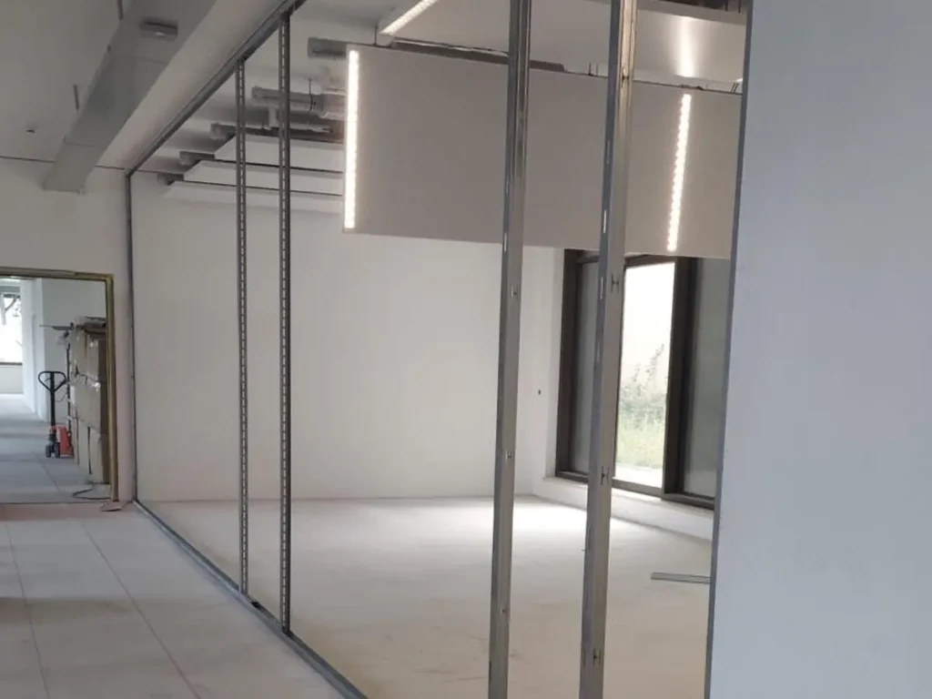 Fertig verputzter Büroraum mit Deckenbeleuchtung – Innenausbau der Axis Offices in Berlin-Lichtenberg