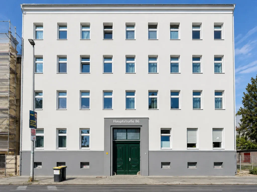 Sanierte Straßenfassade des Wohnhauses Hauptstraße 86 in Berlin-Lichtenberg nach Wärmedämmung und Außenputz