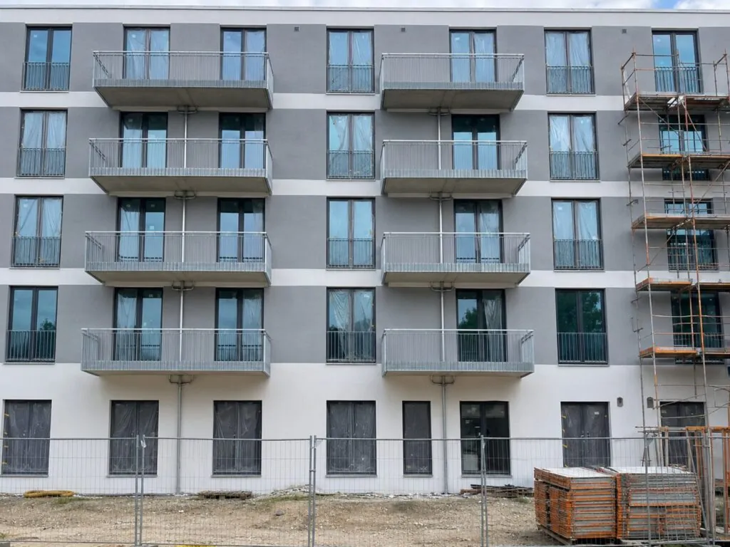 Fassade WDVS Modulare Unterkünfte Berlin-Kreuzberg Zossener Straße – nach der Sanierung (Bild 1)
